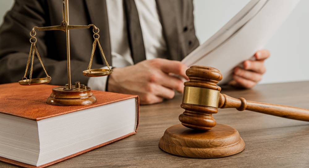 שופט עם ניירת ופטיש בית משפט